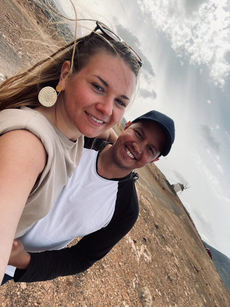 Selfie von Ida und Mark mit einer Windmühle im fernen Hintergrund