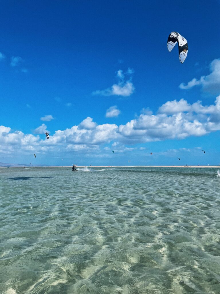 Foto von den Kitesurfern